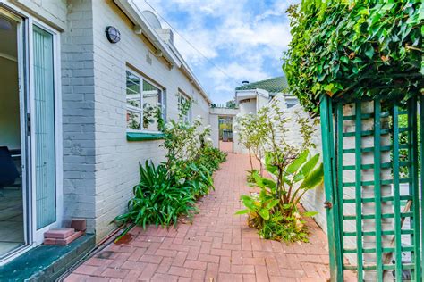 4 Bedroom House For Sale in Linden | RE/MAX™ of Southern Africa