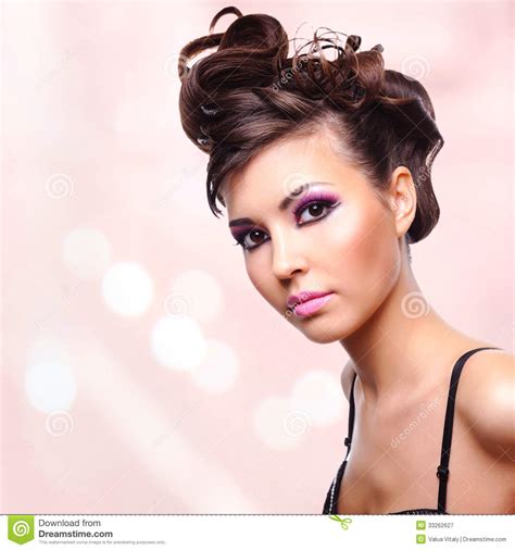 Cara De La Mujer Hermosa Con El Peinado De La Moda Y El Makeu Del Encanto Imagen De Archivo