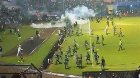 Tragedia En Indonesia Una Batalla Campal En Un Estadio De F Tbol Dej