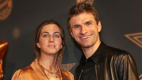 Lisa mueller is an actress. Thomas Müller: Seine Lisa zeigt Bein: sexy im goldenen ...