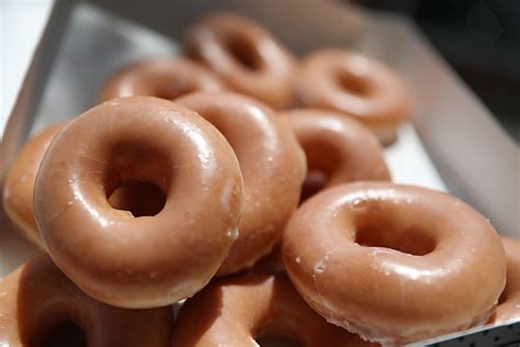 Heres What A Krispy Kreme Donut Glazed 25 Times Looks Like
