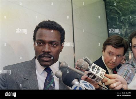 Walter Payton Talk To Reporters In New York On Friday May 15 1987