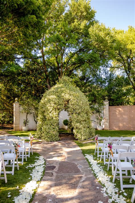 Planning a backyard barnhouse wedding for fall? Colorful, whimsical spring backyard wedding in Austin, Texas