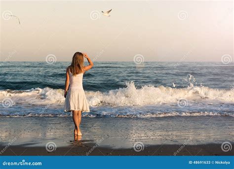 Ragazza Che Sta Alla Spiaggia Immagine Stock Immagine Di Alba Nave