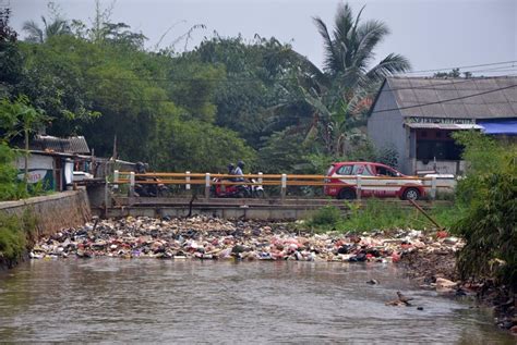 Pedagang Pasar Padaherang Pilih Buang Sampah Di Sungai Republika Online
