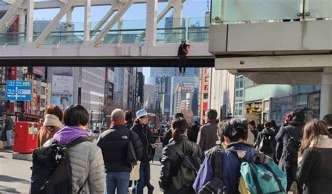 【東京】新宿駅南口の歩道橋で首吊り自殺 目撃者多数 ニュース情報