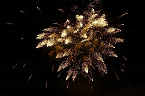 A pirotechnika legközismertebb, leglátványosabb „végeredményű. Arany színű tűzijáték - Képeslapküldés - e-kepeslap.com