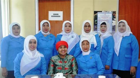 Setelan ini juga memiliki desain yang simple. 54 Terpopuler Baju Seragam Ibu Pkk