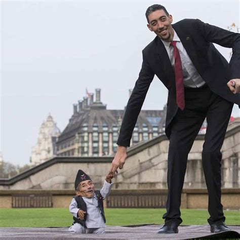 World Tallest And Shortest Men Meet On Guinness Records Day The Tico