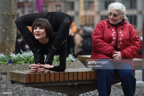 Contortionist Alina Ruppel Shows Off Her Skills Beside A Member Of ニュース写真 Getty Images