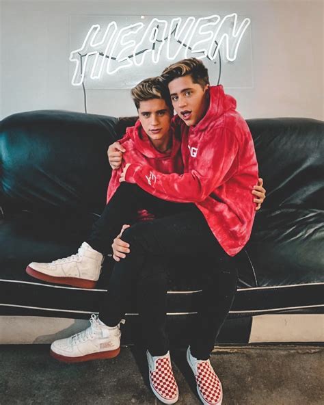 They Are So Cute😍 Blonde Twins Martinez Twins Martinez Twins Wallpaper