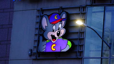 Chuck E Cheese Wants To Destroy 7 Billion Prize Tickets Watch The