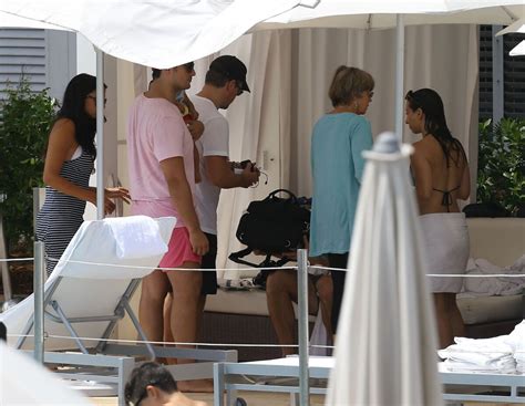 Photo Matt Damon Et Sa Femme Luciana Barroso Se Relaxent En Famille Au Bord De La Piscine De L