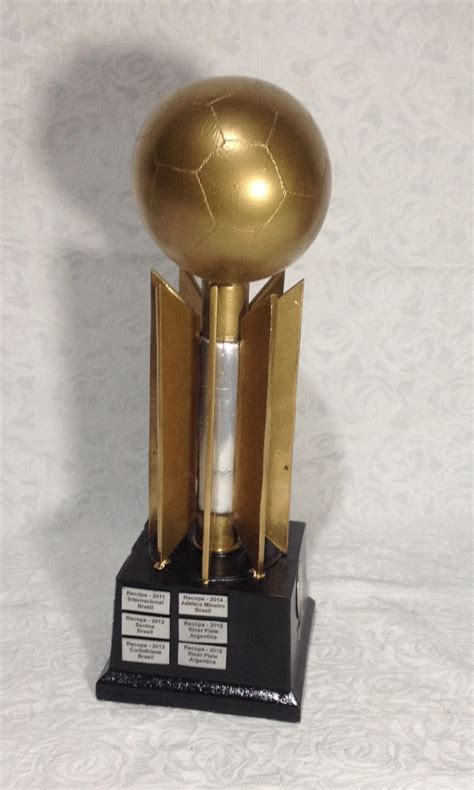 A copa do mundo de rugby union (português brasileiro) ou campeonato do mundo de râguebi union (português europeu) é o principal torneio entre seleções de rugby union do planeta, realizado a cada 4 anos pela world rugby, e a terceira competição desportiva mais vista no mundo (atrás apenas dos jogos olímpicos e da campeonato do mundo de futebol). Trofeu Recopa Sul-americana - R$ 350,00 em Mercado Livre