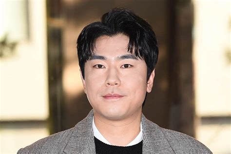 He is best known for his comic supporting role in the popular campus drama reply 1997. Lee Si Eon To Step Down From "Home Alone" ("I Live Alone ...