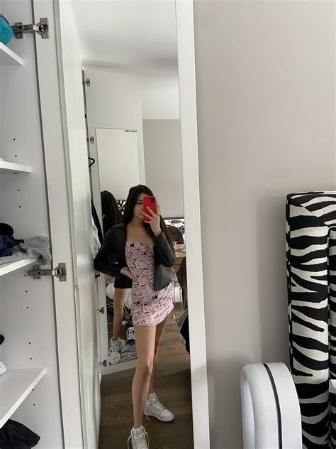 Pin By Tara On Outfits In Mirror Selfie Outfits Mirror