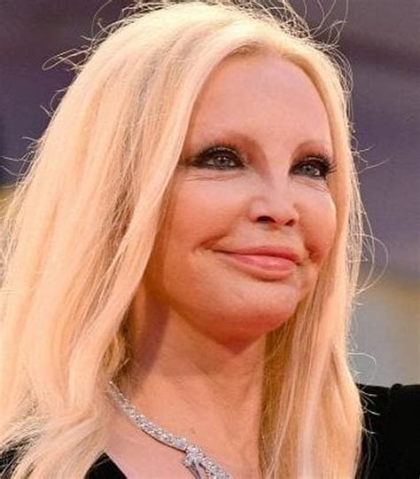 She debuted in 1966 and remained most successful commercially for the rest of the 1960s and throughout the 1970s. Patty Pravo racconta la sua vita amorosa ho avuto sei mariti | Donna Moda TV