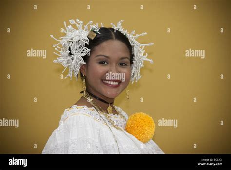 bailarina folklórica panameña vistiendo una pollera ulacit reunión folclórica ciudad de panamá
