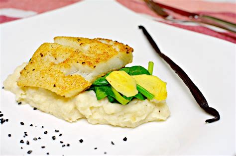Nach dem wenden das dorschfilet mit den tomatenscheiben belegen, nochmal etwas pfeffern und salzen und mit dem käse. Dorsch mit Pastinakenpüree und Vanille-Ingwer-Spinat ...
