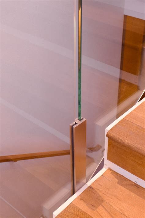 Detalle de nuestro soporte para vidrio templado, utilizado en baranda