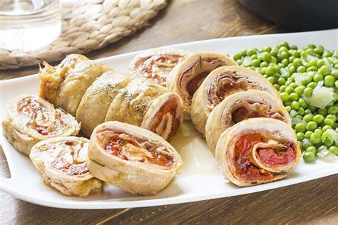 Sapori che si sposano perfettamente tra di loro e che ingolosiscono tutti i palati. ROTOLO DI POLLO RIPIENO CON PROSCIUTTO E FORMAGGIO | Fatto ...