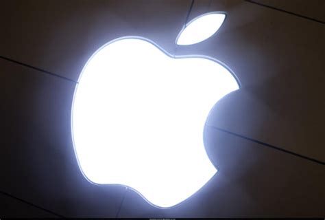 Apple Retires Glowing Logo On New Macbook 4