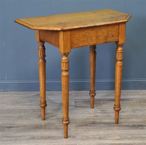 Attractive Small Antique Light Oak Occasional Side Hall Table On Turned