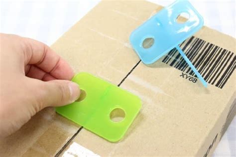Hundred Yen Store Close The Cardboard Without Using Tape Cardboard