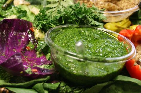 Dosi per 6 persone 80 g di foglie di basilico 50 g di parmigiano 30 g di pecorino 30 g di pinoli 150 g di olio extra vergine d'oliva 1 spicchio d'aglio sale q.b. Ricetta pesto genovese: ricetta veloce del vero pesto alla ...