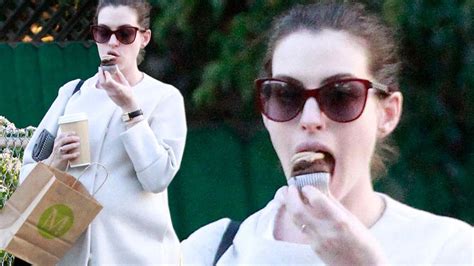 Anne Hathaway Indulges In Cupcake To Satisfy Pregnancy Cravings But She Doesn’t Like The Sweet