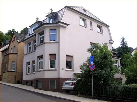 Bad mit dusche, bad mit fenster, bad mit wanne, einbauküche, zentralheizung. Wohnung in Idar-Oberstein zu vermieten, 2 ZKB