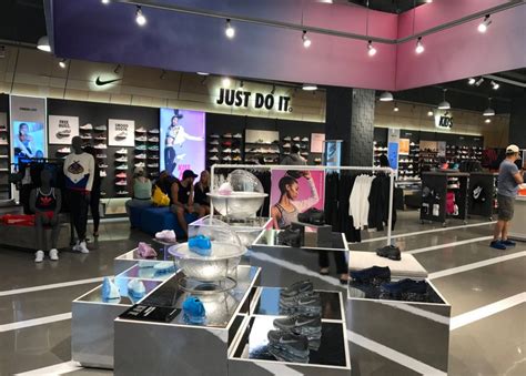 Finish line is located at 1141 newpark mall, newark, ca. Finish Line Unveils Updated Store Design at Los Angeles ...