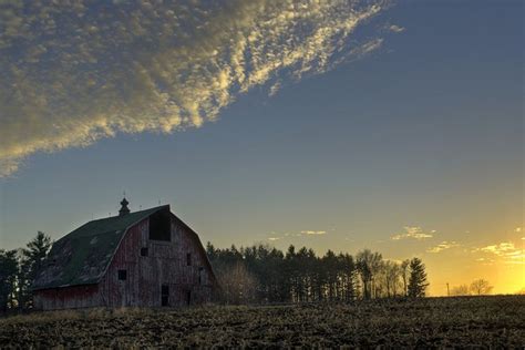 15 Photos Of Beautiful Old Barns In Iowa