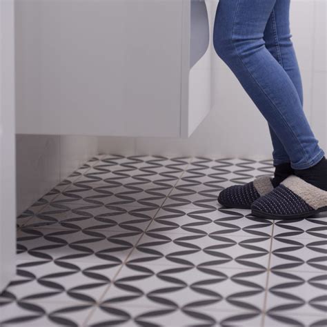 Best non slip bath mat for elderly? Non-Slip Flooring for Your Bathroom | Elite Renovations