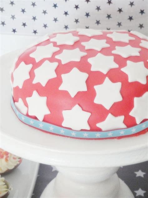 Dieser kuchen ist traumhaft, sehr fluffig und saftig, zergeht auf der zunge. Star cake | Kuchen ohne backen, Kreative kuchen ...