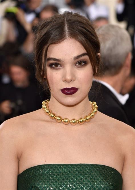 Hailee Steinfeld With Dark Blood Red Lips At The 2016 Met Gala E Girl