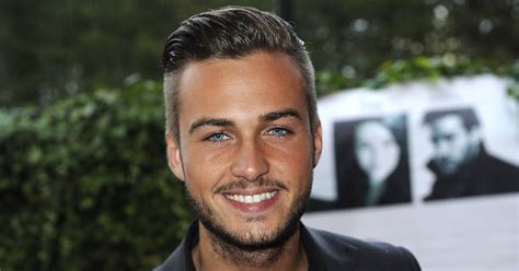 Deze demonstratie was verboden en de politie moest helaas ingrijpen omdat er teveel. Dave Roelvink krijgt flinke klappen bij demonstratie ...