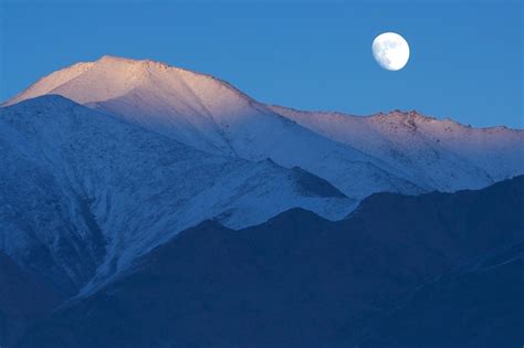 Paisaje Nocturno Con Las Montañas Y La Luna Llena Foto Premium