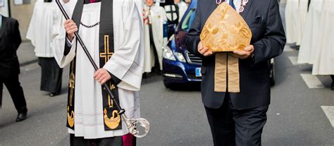 Und wie sollte man sich verhalten? Der Weg des Bischofs zur letzten Ruhestätte - katholisch.de