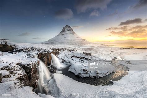 Sunrise At Kirkjufell Mountain With Waterfall At Iceland Stock Foto