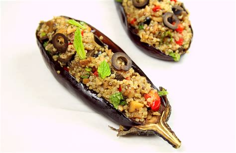 Aubergines farcies au quinoa champignons poivron olives et menthe