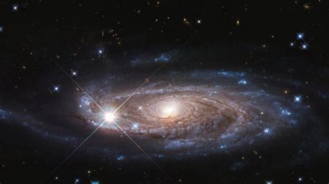 Nasas Hubble Telescope Snaps Gigantic Galaxy Located 232