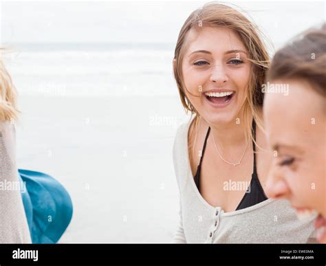 deux personnes sur la plage banque de photographies et d images à haute résolution page 4 alamy