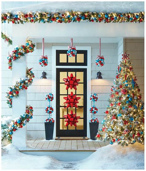 Porch décor, wreaths, lanterns and lights. 22 Best Outdoor Christmas Tree Decorations and Designs for ...