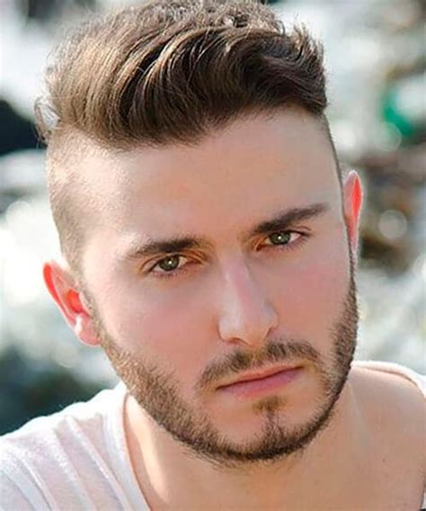 To shed more light on that, the next section discusses some of the coolest and macho hairstyles for men with round faces and chubby cheeks. Best hairstyles for a round face