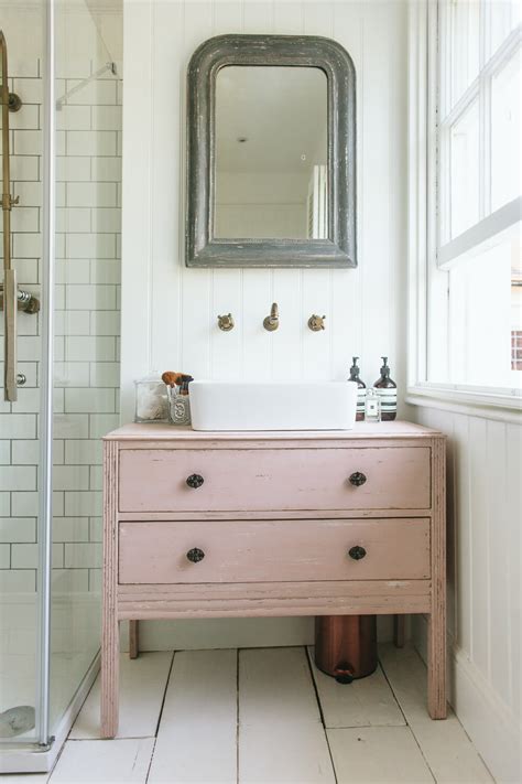 Vintage distressed cabinets, mirrors, vanity units and more gorgeous shabby chic inspired items and ideas for you bathroom | see more about shabby chic. 15 Lovely Shabby Chic Bathroom Decor Ideas