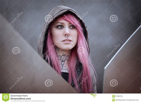 Donna Con I Piercing Ed I Tatuaggi Rosa Dei Capelli Fotografia Stock Immagine Di Contemporaneo