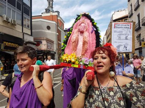 La procesión del coño insumiso lucha por los derechos de las mujeres en