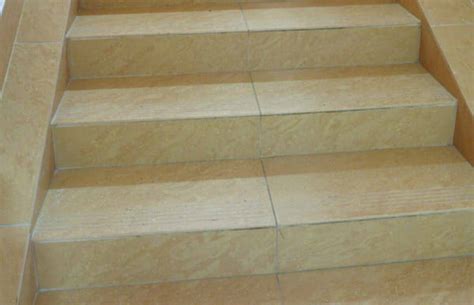 Zu vielen florentiner stufen gibt es zusätzlich eine antislip variante mit r11 für den außenbereich. Treppen Fliesen verlegen » Anleitung in 3 Schritten