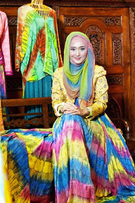Rumah mode ini terkenal karena pola tartan khasnya yang menjadi salah satu merek dagang yang paling banyak ditiru di dunia. Image de Eau: Desainer Baju Muslim Terkenal Di Dunia